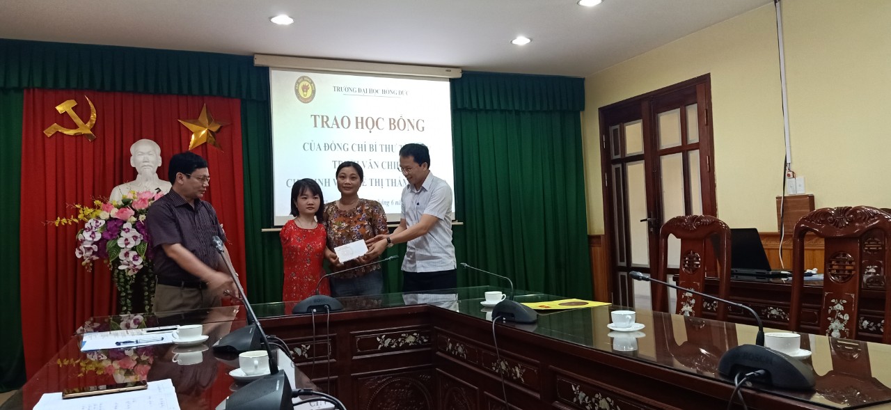 Đồng chí Nguyễn Trọng Trang - Thư kí Bí thư Tỉnh ủy Thanh Hóa - trao học bổng cho em Thắm