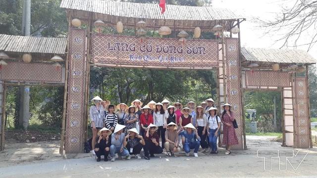 Description: Description: Kết thúc chuyến thăm quan, đoàn không quên chụp ảnh kỷ niệm tại  cổng chào làng cổ Đông Sơn.