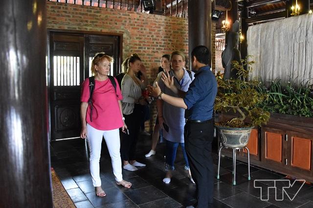 Description: Description: Các giảng viên trường Đại học Zittau rất quan tâm đến kiến trúc, đặc điểm của ngôi chùa Phạm Thông.