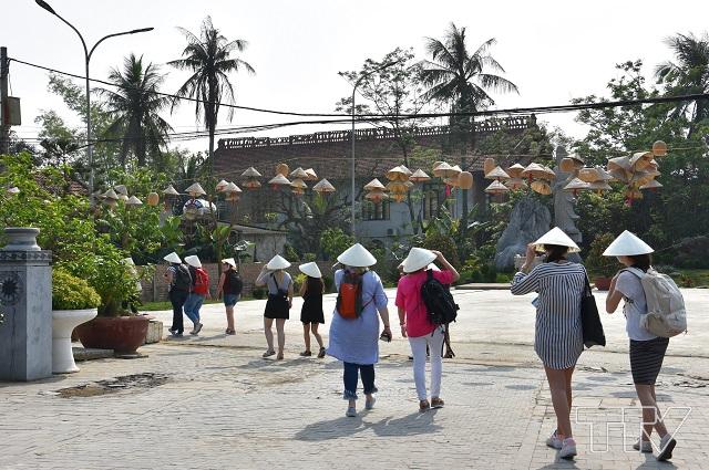 Description: Description: Đoàn tiếp tục đi tham quan các ngõ xóm trong làng cổ Đông Sơn.