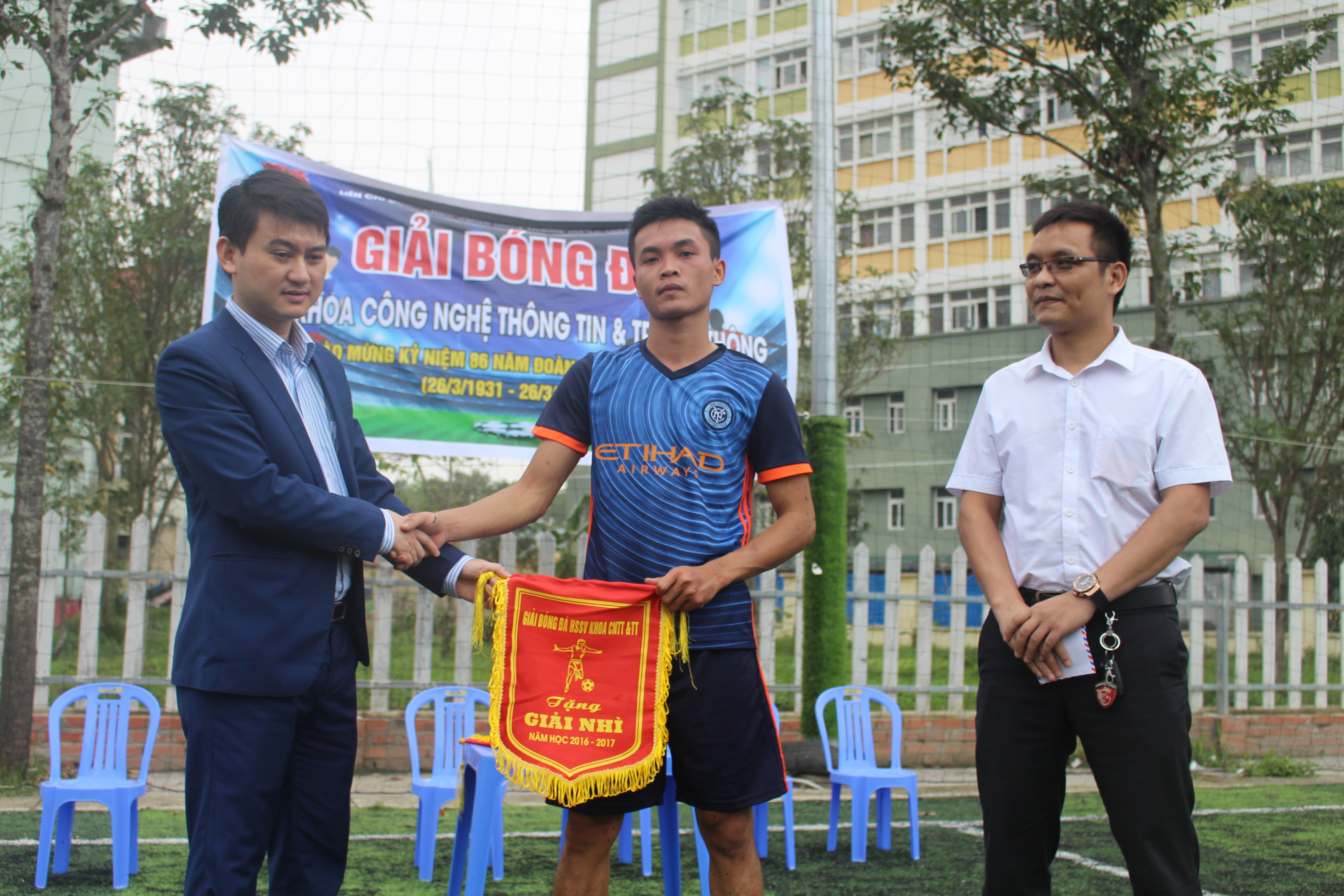 TS Trịnh Viết Cường - P.Trưởng khoa CNTT&TT trao giải thưởng cho các đội bóng